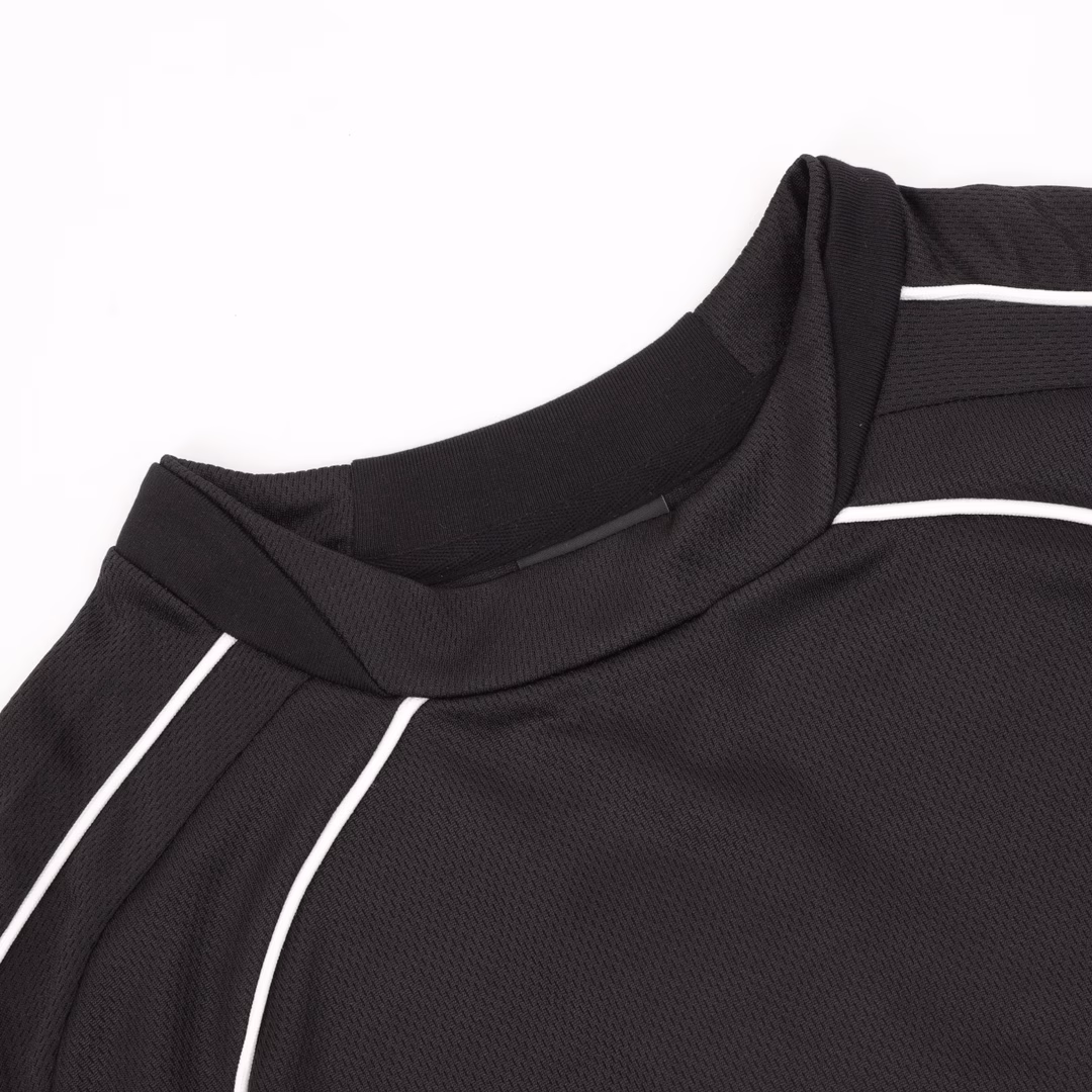 Balenciaga 25ss Manchester United co-branded football No. 10 embroidered short-sleeved T-shirtThe fabric is made of 260g Paris special jersey quick-drying fabricHigh-weight 1:1 high-density ribbing The front and back panels use imported glue screen printing technologyThe front left and right sleeves use imported Tajima embroidery machine matte line heavy embroidery technologyOversize loose drop shoulder version, easy to control for any body shape