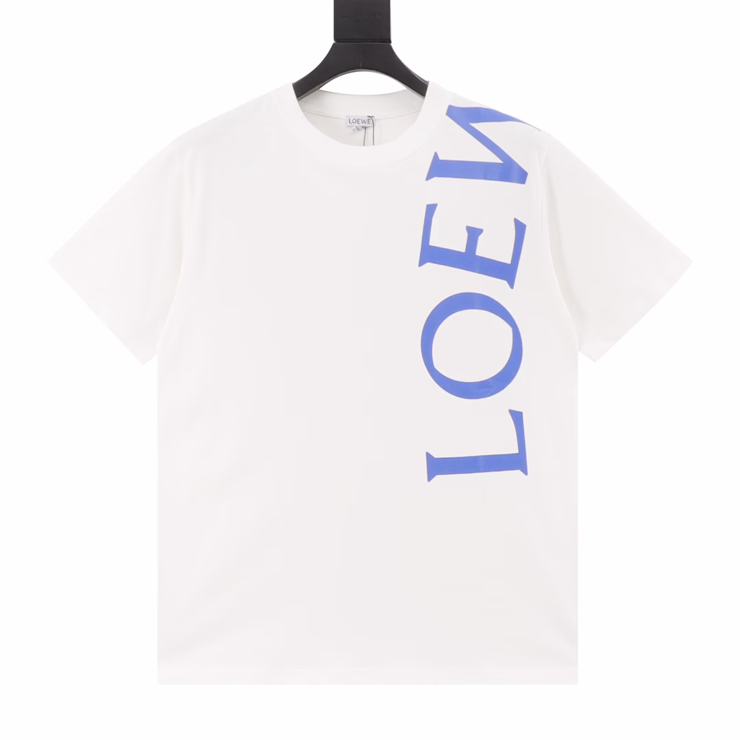 Loewe 25ss short-sleeved shirt with large logo printThe fabric is 240g combed cotton, customized 1*1 thread, washed twice, comfortable and skin-friendly, custom-dyed fabric, high textile density, good drape, not easy to deform, thick weave plus compact spinning process, will not affect the breathability of the fabric, high color saturation, imported digital direct printing process, versatile and good-looking short-sleeved shirt, loose version to cover the flesh and make you look thin, not picky