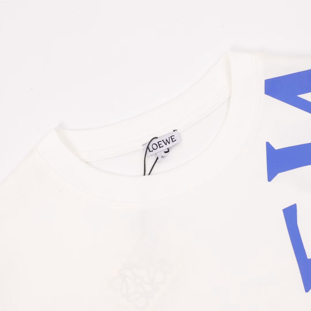 Loewe 25ss short-sleeved shirt with large logo printThe fabric is 240g combed cotton, customized 1*1 thread, washed twice, comfortable and skin-friendly, custom-dyed fabric, high textile density, good drape, not easy to deform, thick weave plus compact spinning process, will not affect the breathability of the fabric, high color saturation, imported digital direct printing process, versatile and good-looking short-sleeved shirt, loose version to cover the flesh and make you look thin, not picky