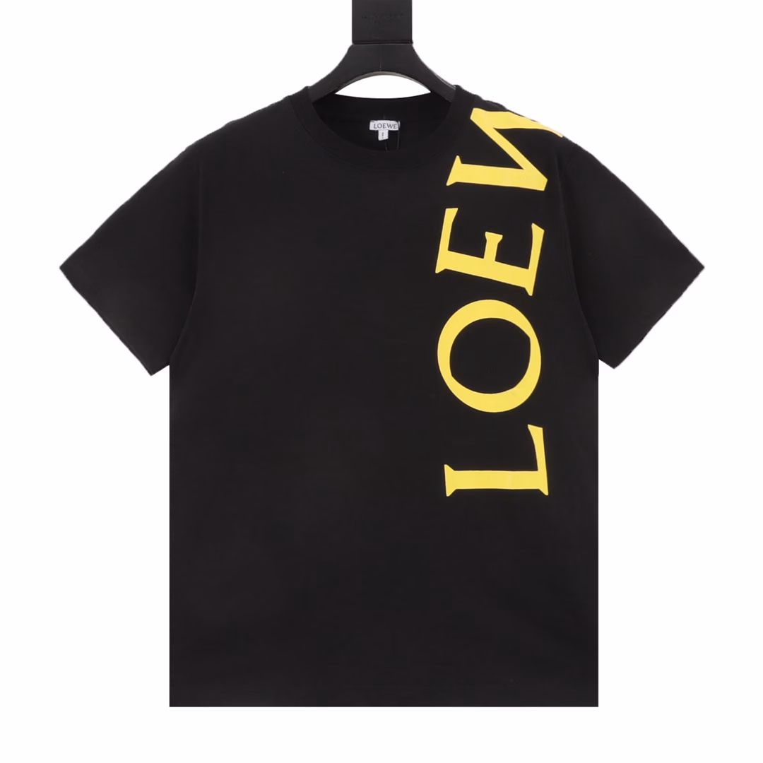 Loewe 25ss short-sleeved shirt with large logo printThe fabric is 240g combed cotton, customized 1*1 thread, washed twice, comfortable and skin-friendly, custom-dyed fabric, high textile density, good drape, not easy to deform, thick weave plus compact spinning process, will not affect the breathability of the fabric, high color saturation, imported digital direct printing process, versatile and good-looking short-sleeved shirt, loose version to cover the flesh and make you look thin, not picky