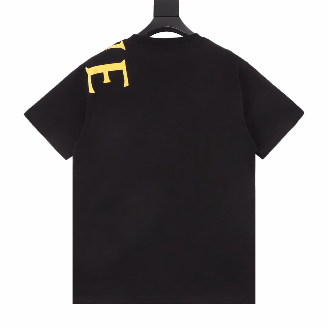 Loewe 25ss short-sleeved shirt with large logo printThe fabric is 240g combed cotton, customized 1*1 thread, washed twice, comfortable and skin-friendly, custom-dyed fabric, high textile density, good drape, not easy to deform, thick weave plus compact spinning process, will not affect the breathability of the fabric, high color saturation, imported digital direct printing process, versatile and good-looking short-sleeved shirt, loose version to cover the flesh and make you look thin, not picky