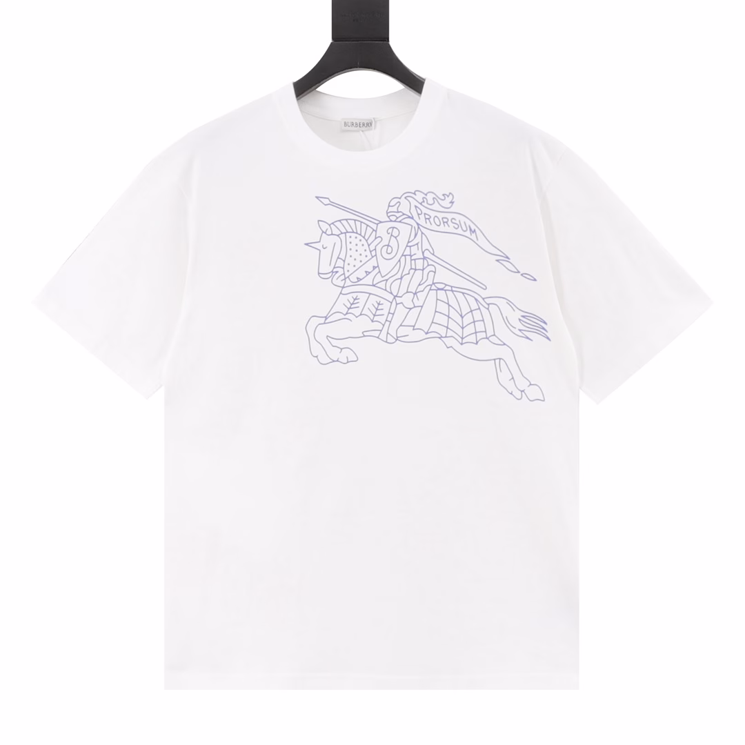 Burberry 25ss line knight warhorse print short sleevesSoft cotton fabric, color-matching fabric, high-level printing technology, fashionable and elegant, using imported water slurry material. The working principle of water slurry printing is similar to dyeing. Loose sleeves are comfortable to wear, with three complete labels. Unisex style