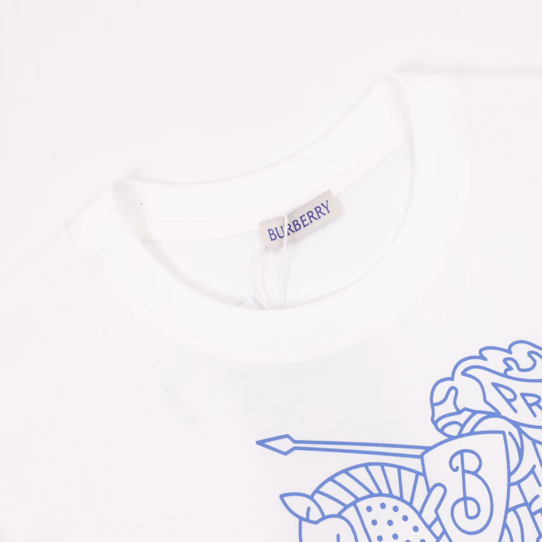 Burberry 25ss line knight warhorse print short sleevesSoft cotton fabric, color-matching fabric, high-level printing technology, fashionable and elegant, using imported water slurry material. The working principle of water slurry printing is similar to dyeing. Loose sleeves are comfortable to wear, with three complete labels. Unisex style