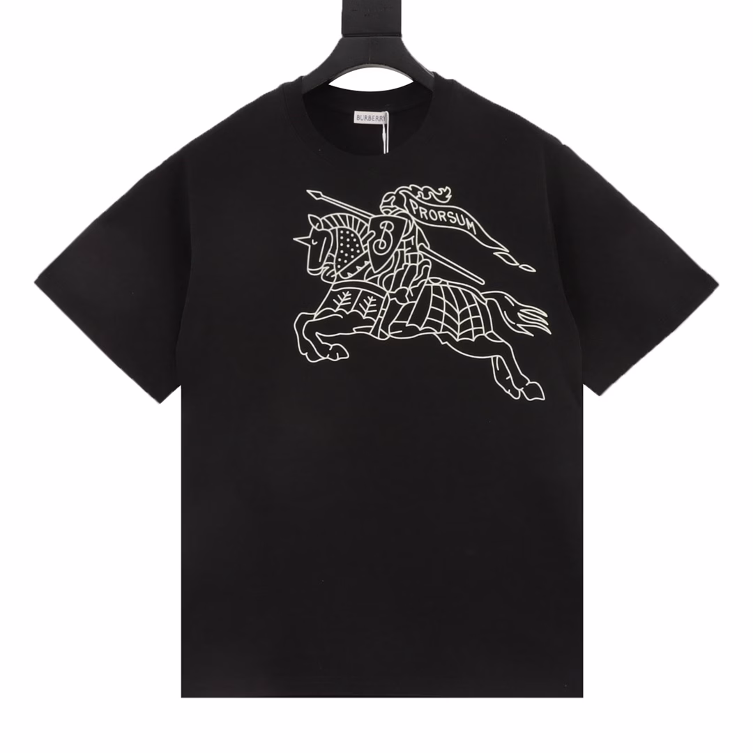 Burberry 25ss line knight warhorse print short sleevesSoft cotton fabric, color-matching fabric, high-level printing technology, fashionable and elegant, using imported water slurry material. The working principle of water slurry printing is similar to dyeing. Loose sleeves are comfortable to wear, with three complete labels. Unisex style