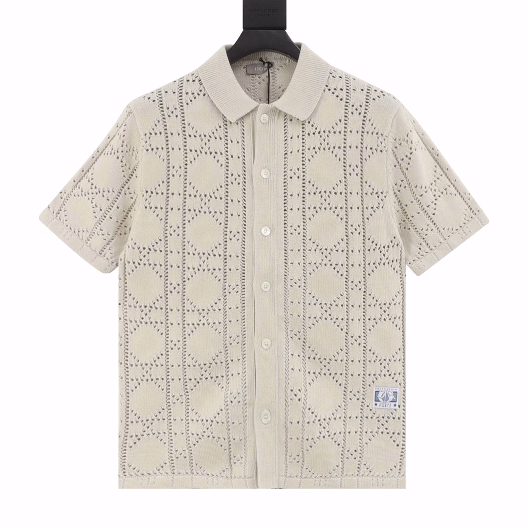 Dior 24ss Open Knit Short Sleeve CardiganThis short-sleeved shirt pays tribute to the classic Dr logo. Crafted from beige cotton and cashmere blend mesh knit, it is decorated with a cannage pattern all over, with a Dr Charm patch and a ribbed collar design. A lively and fashionable way to create a casual look, unisex