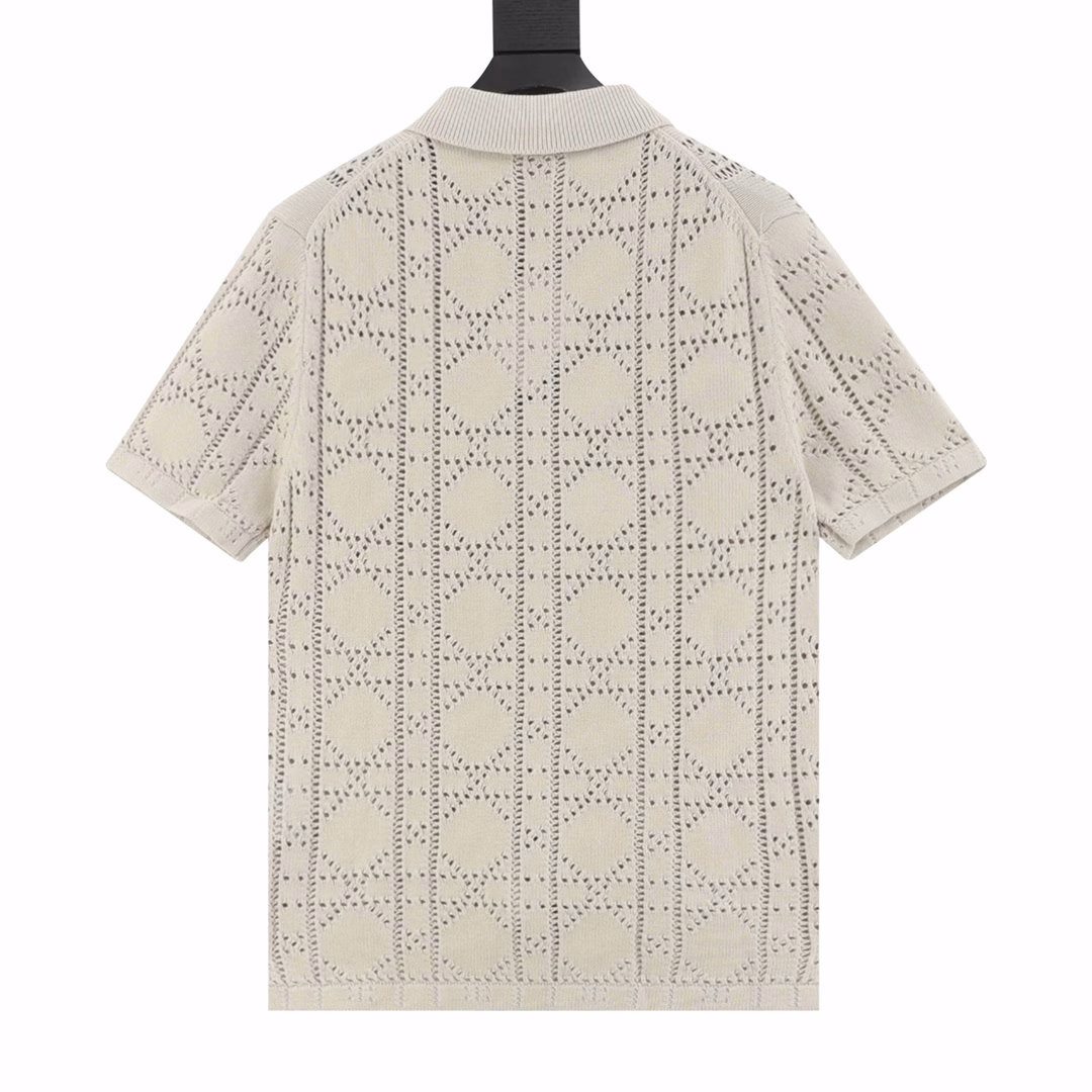 Dior 24ss Open Knit Short Sleeve CardiganThis short-sleeved shirt pays tribute to the classic Dr logo. Crafted from beige cotton and cashmere blend mesh knit, it is decorated with a cannage pattern all over, with a Dr Charm patch and a ribbed collar design. A lively and fashionable way to create a casual look, unisex