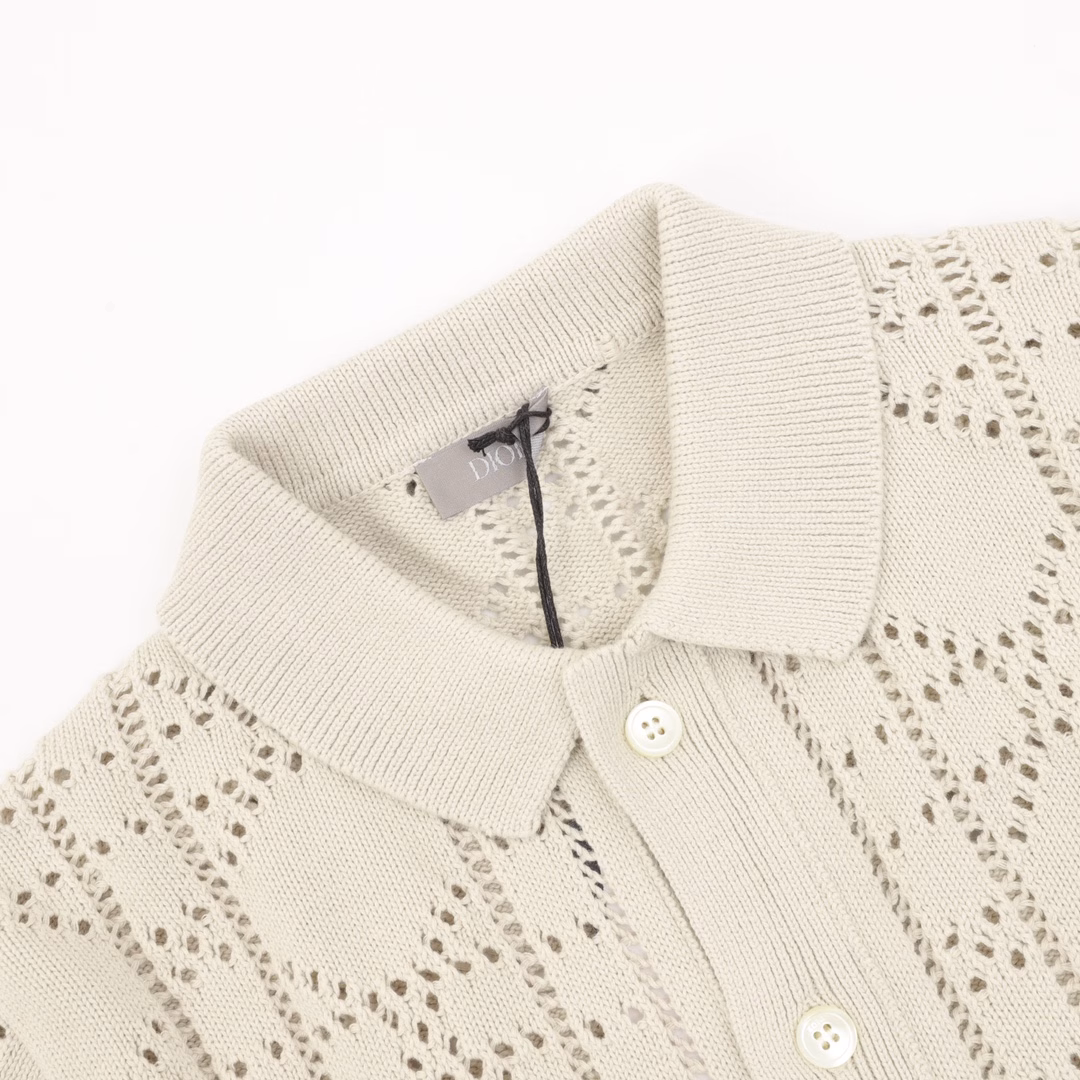 Dior 24ss Open Knit Short Sleeve CardiganThis short-sleeved shirt pays tribute to the classic Dr logo. Crafted from beige cotton and cashmere blend mesh knit, it is decorated with a cannage pattern all over, with a Dr Charm patch and a ribbed collar design. A lively and fashionable way to create a casual look, unisex