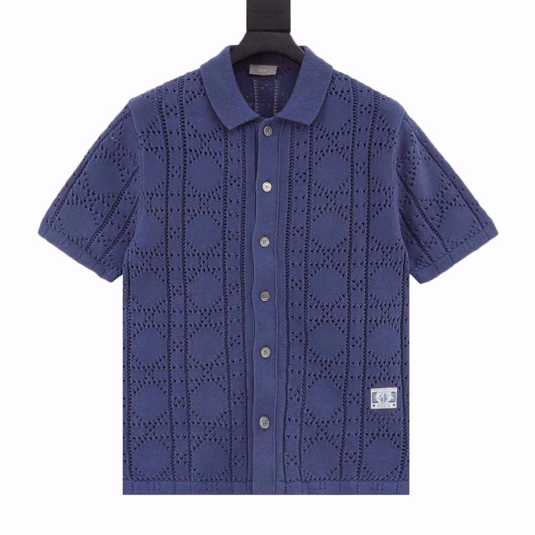 Dior 24ss Open Knit Short Sleeve CardiganThis short-sleeved shirt pays tribute to the classic Dr logo. Crafted from beige cotton and cashmere blend mesh knit, it is decorated with a cannage pattern all over, with a Dr Charm patch and a ribbed collar design. A lively and fashionable way to create a casual look, unisex