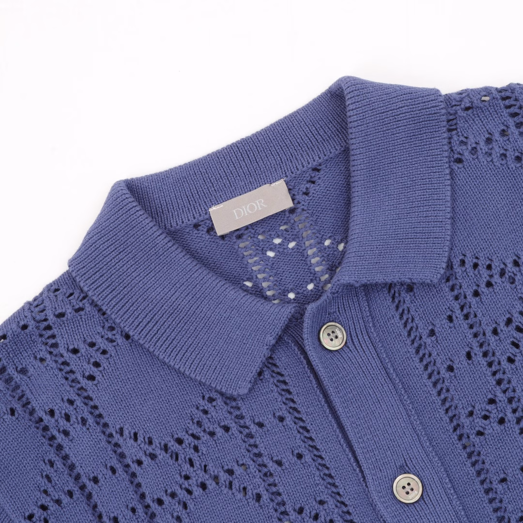 Dior 24ss Open Knit Short Sleeve CardiganThis short-sleeved shirt pays tribute to the classic Dr logo. Crafted from beige cotton and cashmere blend mesh knit, it is decorated with a cannage pattern all over, with a Dr Charm patch and a ribbed collar design. A lively and fashionable way to create a casual look, unisex