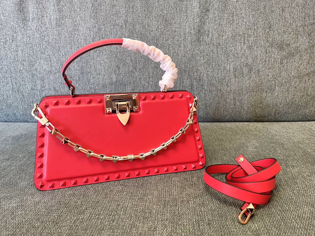 VALENTINO GARAVANI ROCKSTUD23 calfskin handbag. Enamel rivet trim in the same color, and the portable chain is also decorated with iconic rivets. Thanks to the handle and extendable shoulder strap design, this bag can be carried by hand, on the shoulder or crossbody at will.