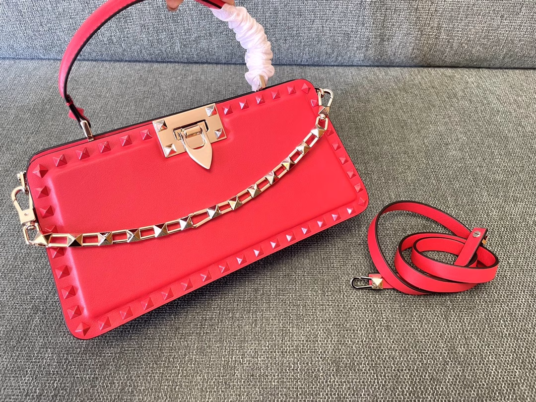 VALENTINO GARAVANI ROCKSTUD23 calfskin handbag. Enamel rivet trim in the same color, and the portable chain is also decorated with iconic rivets. Thanks to the handle and extendable shoulder strap design, this bag can be carried by hand, on the shoulder or crossbody at will.