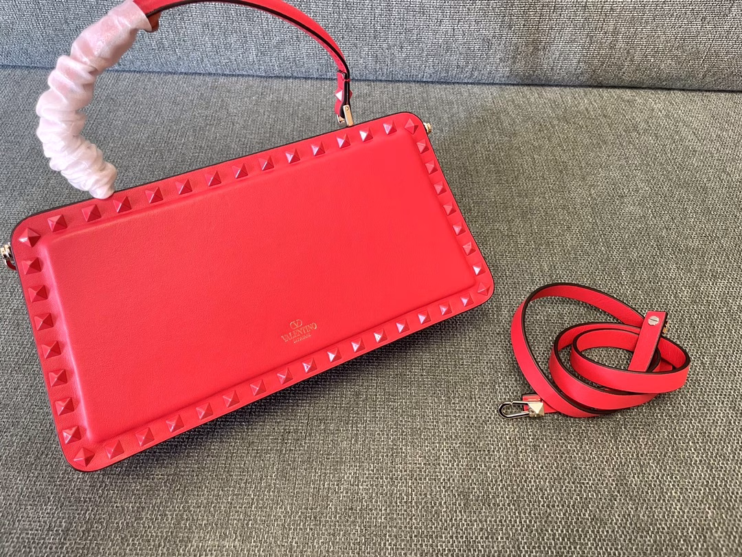VALENTINO GARAVANI ROCKSTUD23 calfskin handbag. Enamel rivet trim in the same color, and the portable chain is also decorated with iconic rivets. Thanks to the handle and extendable shoulder strap design, this bag can be carried by hand, on the shoulder or crossbody at will.