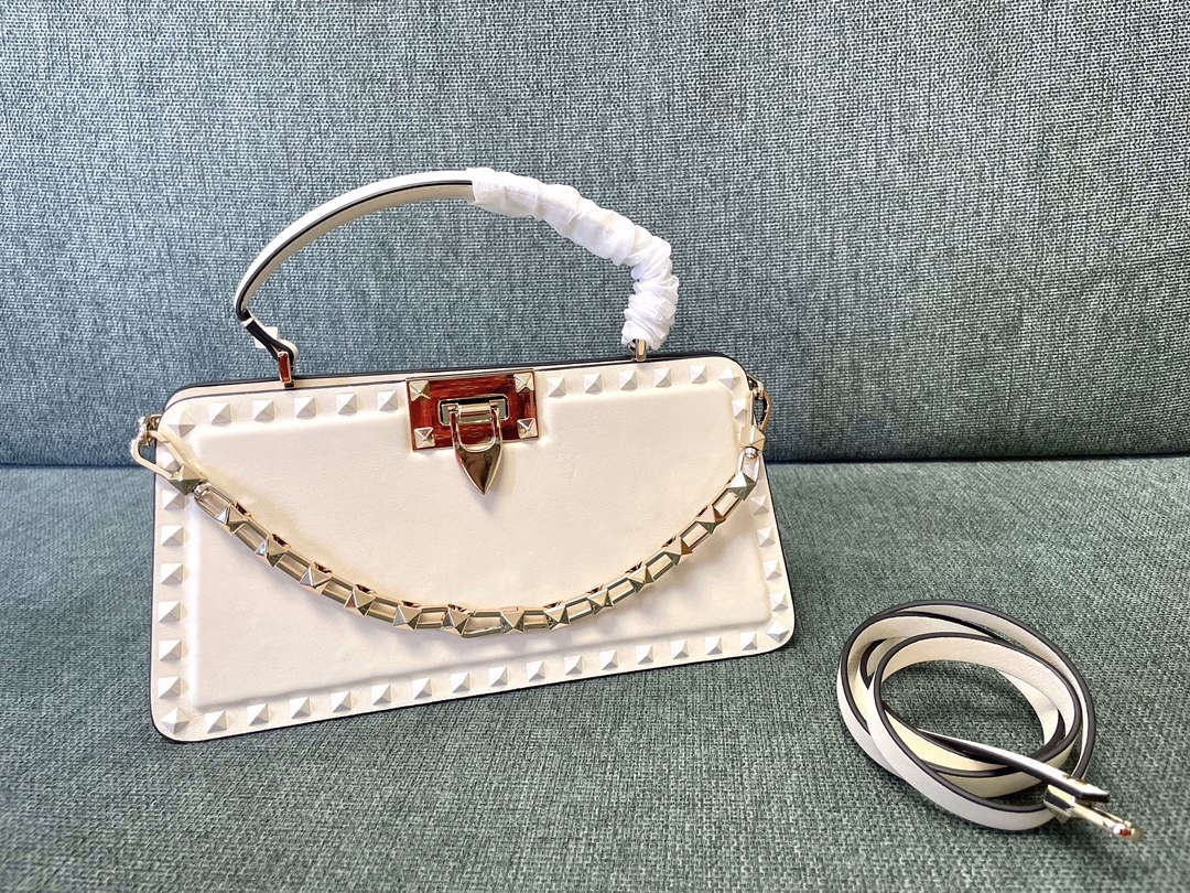 VALENTINO GARAVANI ROCKSTUD23 calfskin handbag. Enamel rivet trim in the same color, and the portable chain is also decorated with iconic rivets. Thanks to the handle and extendable shoulder strap design, this bag can be carried by hand, on the shoulder or crossbody at will.