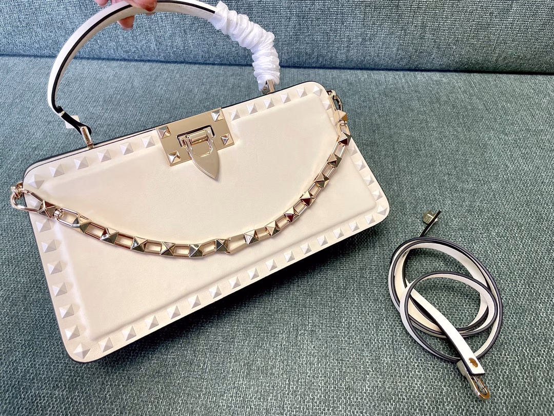 VALENTINO GARAVANI ROCKSTUD23 calfskin handbag. Enamel rivet trim in the same color, and the portable chain is also decorated with iconic rivets. Thanks to the handle and extendable shoulder strap design, this bag can be carried by hand, on the shoulder or crossbody at will.