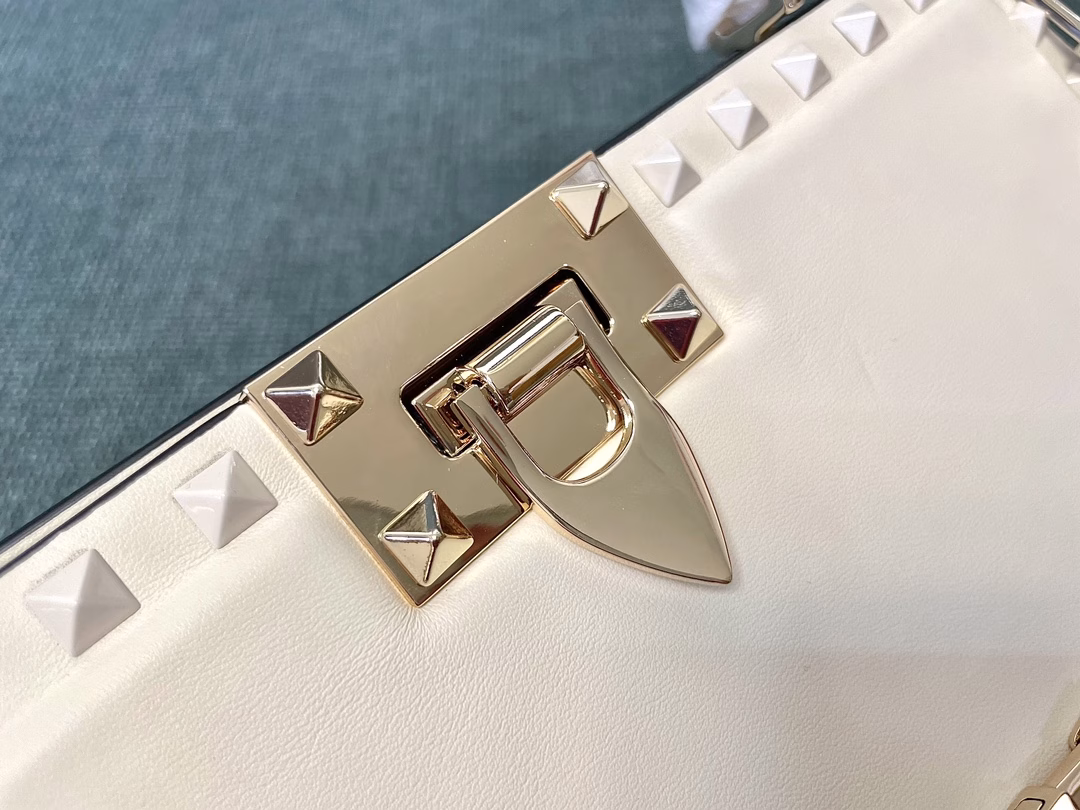 VALENTINO GARAVANI ROCKSTUD23 calfskin handbag. Enamel rivet trim in the same color, and the portable chain is also decorated with iconic rivets. Thanks to the handle and extendable shoulder strap design, this bag can be carried by hand, on the shoulder or crossbody at will.