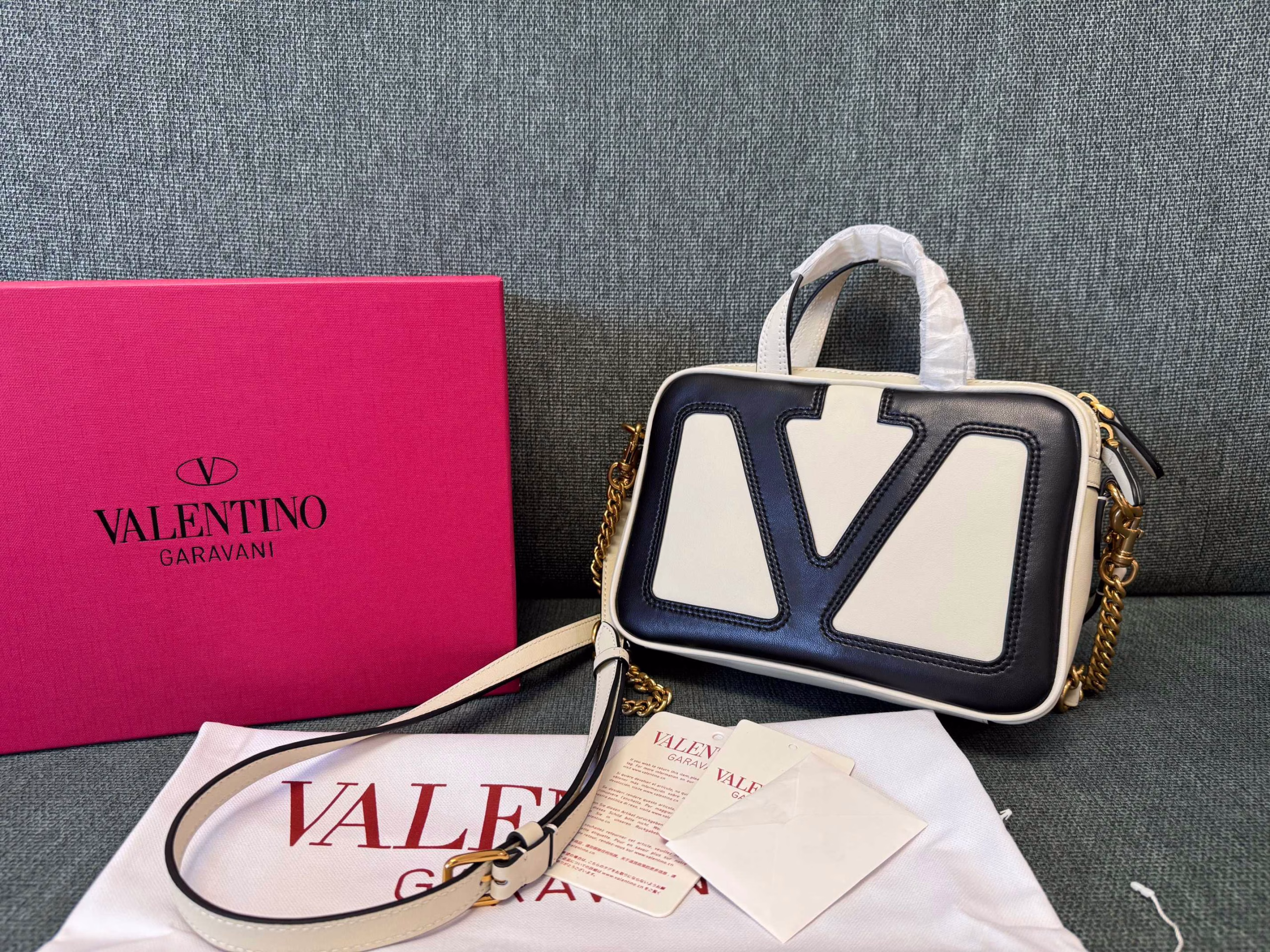 ▪️Valentino Leather Handbag🍃This handbag features an oversized contrasting leather VLOGO SIGNATURE design. Thanks to the sliding chain, this handbag can be carried on the shoulder or crossbody.