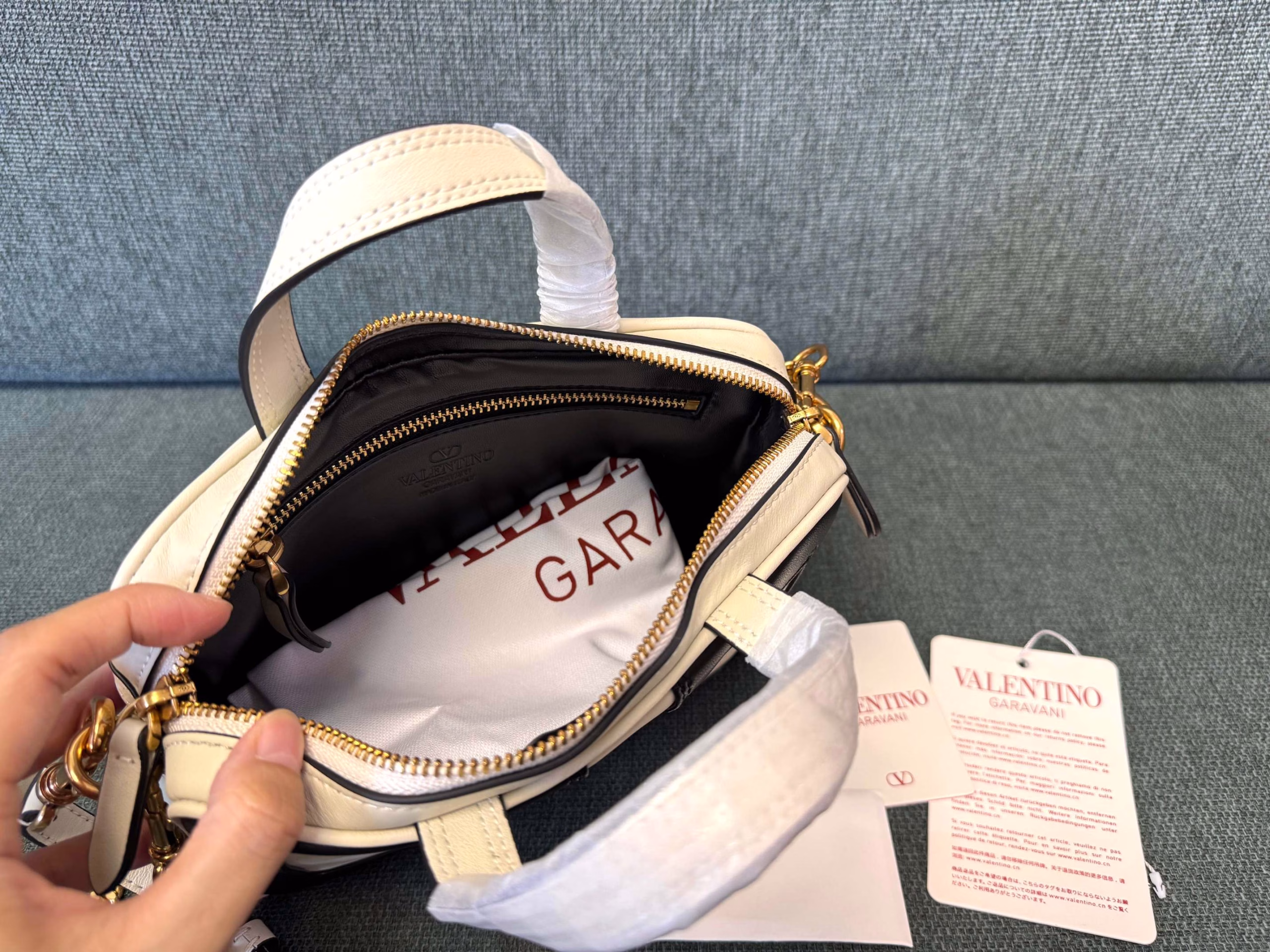 ▪️Valentino Leather Handbag🍃This handbag features an oversized contrasting leather VLOGO SIGNATURE design. Thanks to the sliding chain, this handbag can be carried on the shoulder or crossbody.