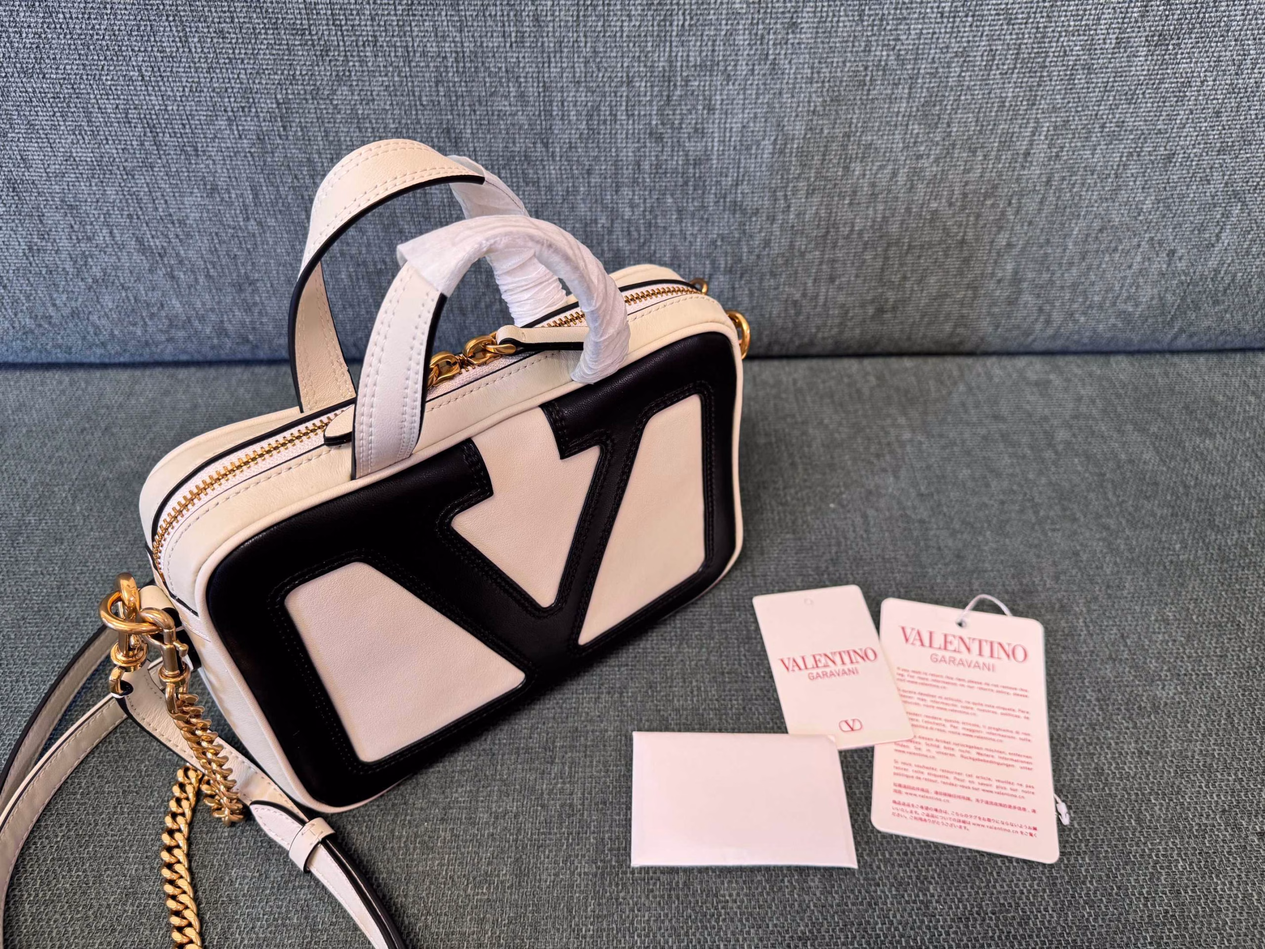 ▪️Valentino Leather Handbag🍃This handbag features an oversized contrasting leather VLOGO SIGNATURE design. Thanks to the sliding chain, this handbag can be carried on the shoulder or crossbody.