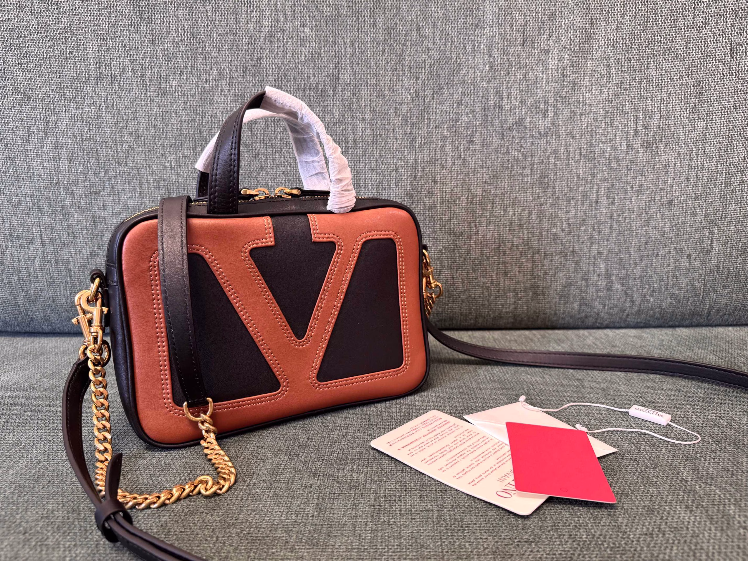 ▪️Valentino Leather Handbag🍃This handbag features an oversized contrasting leather VLOGO SIGNATURE design. Thanks to the sliding chain, this handbag can be carried on the shoulder or crossbody.