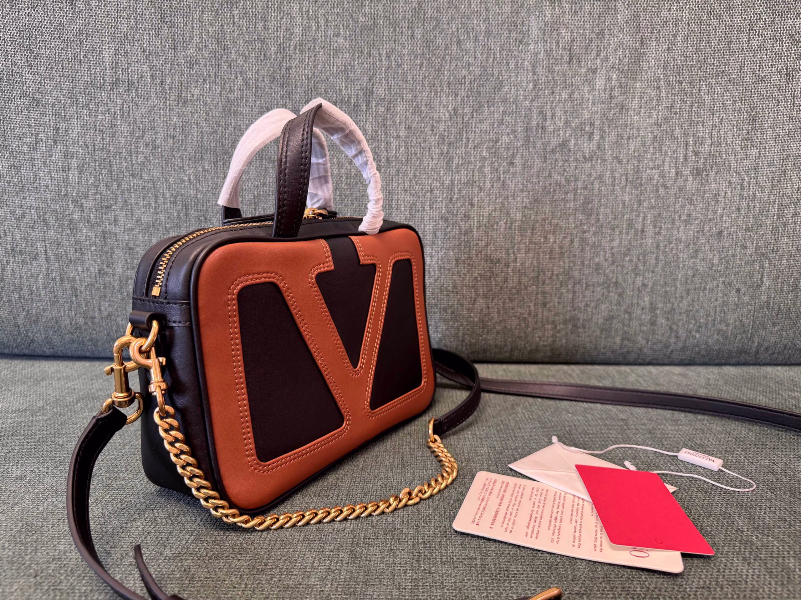 ▪️Valentino Leather Handbag🍃This handbag features an oversized contrasting leather VLOGO SIGNATURE design. Thanks to the sliding chain, this handbag can be carried on the shoulder or crossbody.