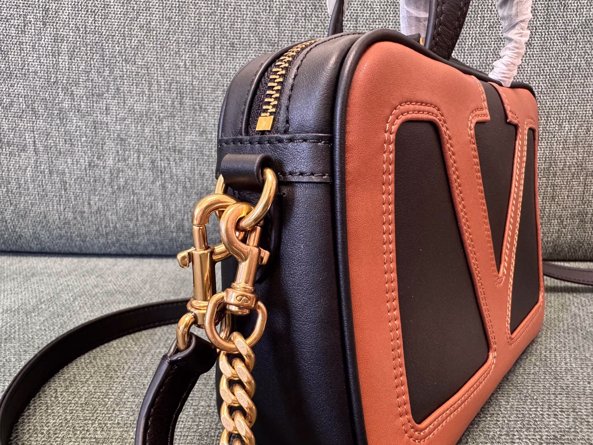 ▪️Valentino Leather Handbag🍃This handbag features an oversized contrasting leather VLOGO SIGNATURE design. Thanks to the sliding chain, this handbag can be carried on the shoulder or crossbody.