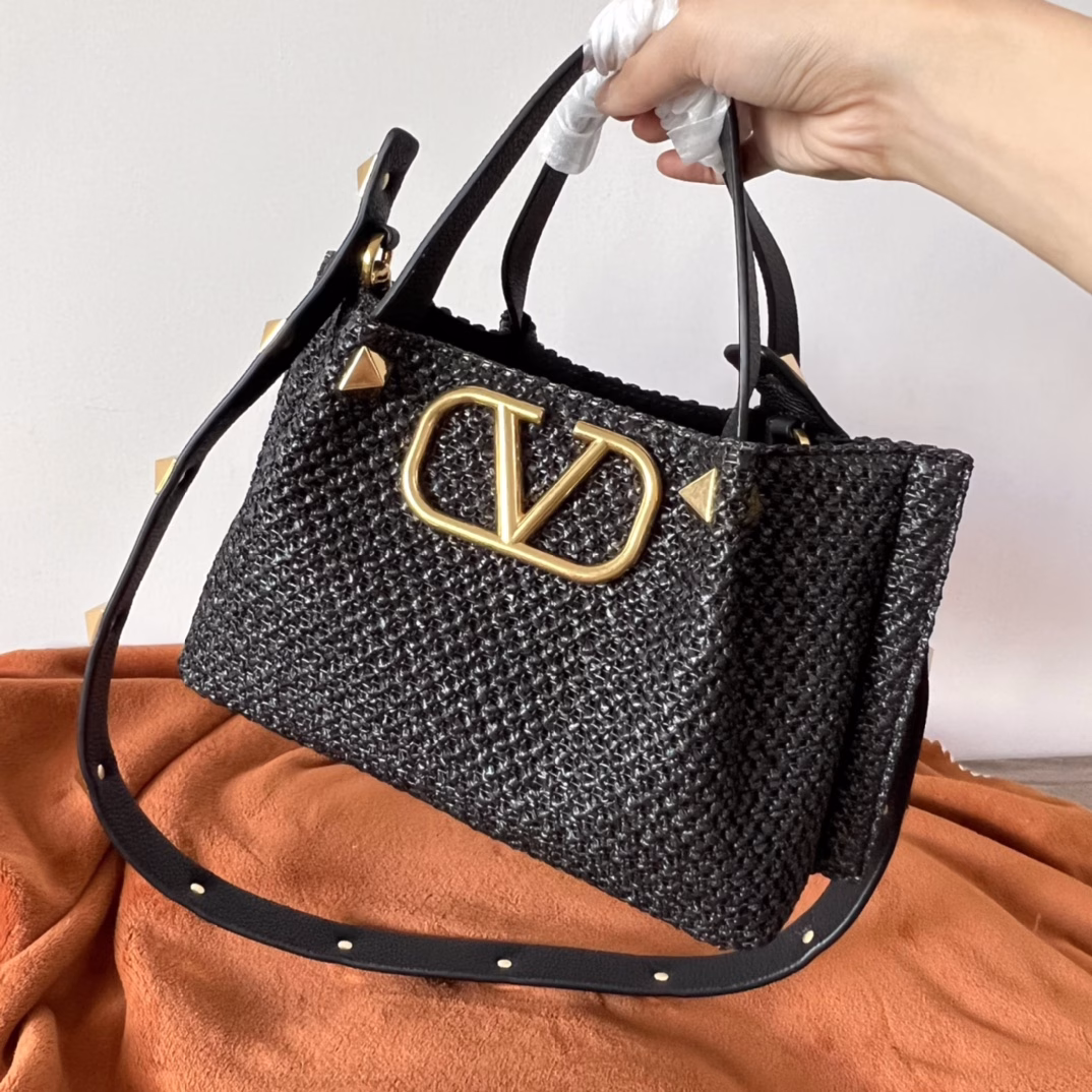 Valentino 2022 Spring/Summer Tote Bag Series ~ The tote bag is made of natural raffia woven into a clear texture with interweaving gaps, embellished with brown leather handles, shoulder straps and zippered inner pockets. It is a must-have item in the hot summer.