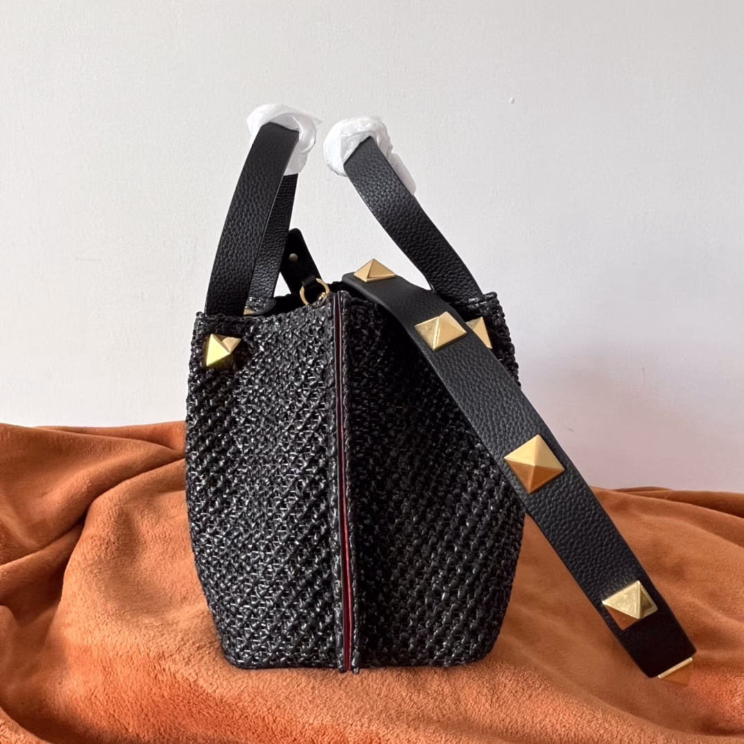 Valentino 2022 Spring/Summer Tote Bag Series ~ The tote bag is made of natural raffia woven into a clear texture with interweaving gaps, embellished with brown leather handles, shoulder straps and zippered inner pockets. It is a must-have item in the hot summer.