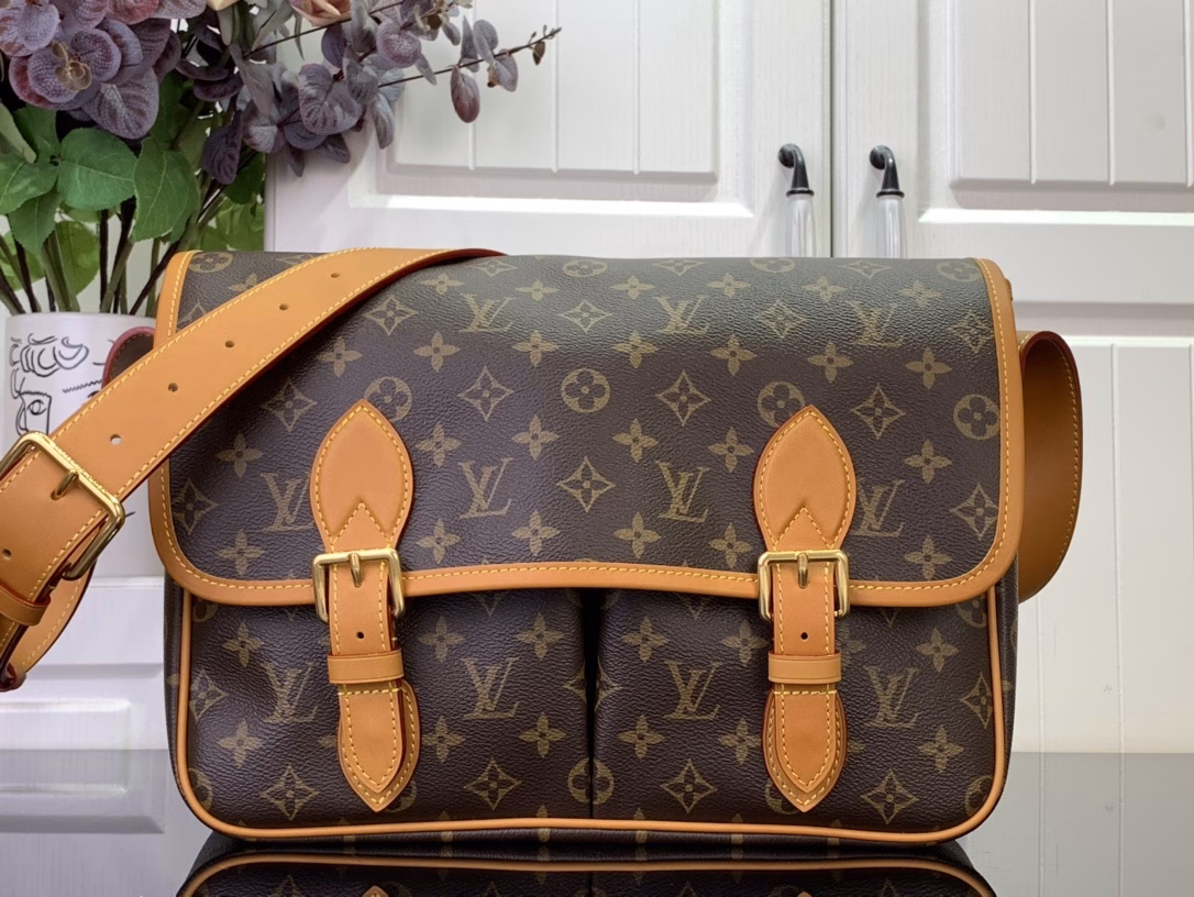 Inspired by the classic Gibecière handbag from the 1990s, the Monogram canvas is trimmed with cowhide leather. The flap closure is equipped with a delicate buckle, and the chic front pocket and padded laptop pocket highlight the functional considerations. The retro style can easily brighten up any look.
