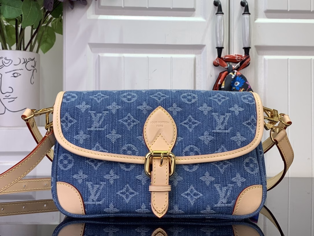 This Diane bag is a classic Monogram denim with contrasting cowhide trims and dazzling hardware, interpreting the new season's interest with a modern touch. The zippered inner pocket can store valuables properly, and the detachable leather shoulder strap allows for a variety of carrying methods