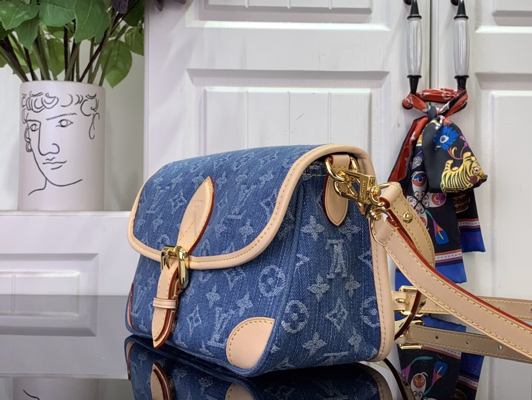 This Diane bag is a classic Monogram denim with contrasting cowhide trims and dazzling hardware, interpreting the new season's interest with a modern touch. The zippered inner pocket can store valuables properly, and the detachable leather shoulder strap allows for a variety of carrying methods