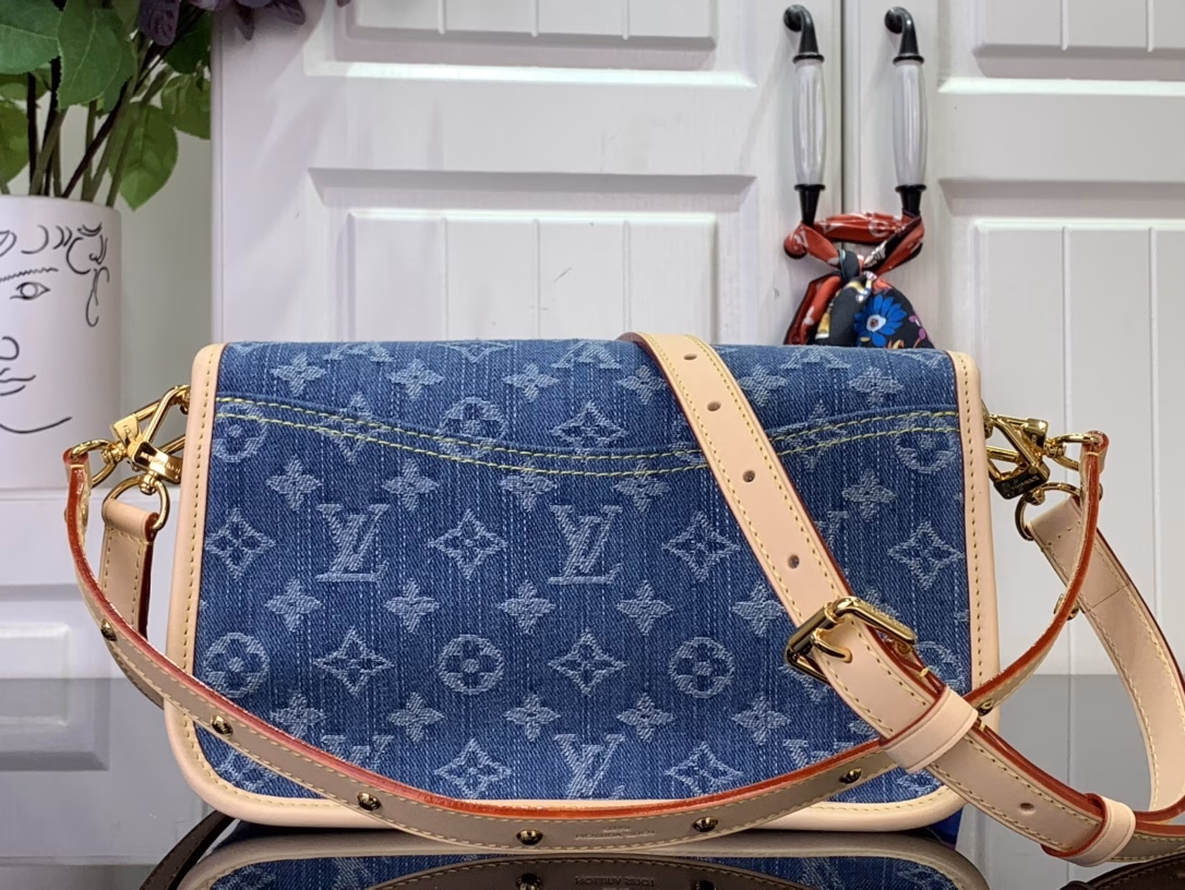This Diane bag is a classic Monogram denim with contrasting cowhide trims and dazzling hardware, interpreting the new season's interest with a modern touch. The zippered inner pocket can store valuables properly, and the detachable leather shoulder strap allows for a variety of carrying methods