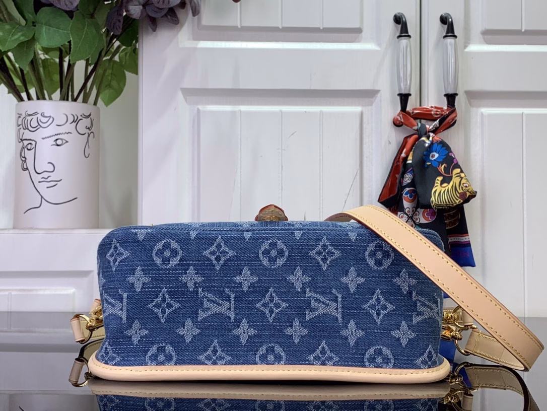 This Diane bag is a classic Monogram denim with contrasting cowhide trims and dazzling hardware, interpreting the new season's interest with a modern touch. The zippered inner pocket can store valuables properly, and the detachable leather shoulder strap allows for a variety of carrying methods