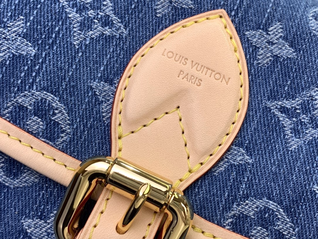 This Diane bag is a classic Monogram denim with contrasting cowhide trims and dazzling hardware, interpreting the new season's interest with a modern touch. The zippered inner pocket can store valuables properly, and the detachable leather shoulder strap allows for a variety of carrying methods