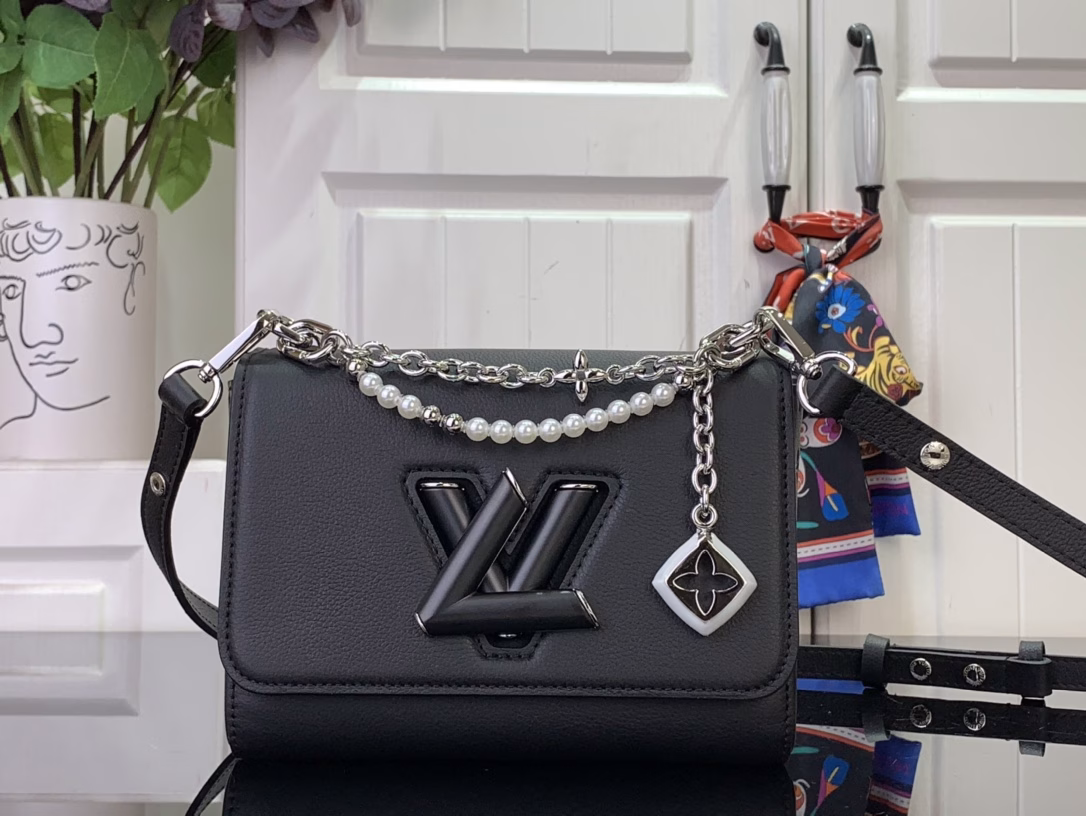 Inspired by the monogram flower, this Twist PM slim bag from the Harmony collection stands out with its decorative chain. Made of Taurillon leather, it features the iconic LV twist lock and is coated with resin to create a tone-on-tone finish. This perfect model for any occasion has numerous pockets and a removable mirror.