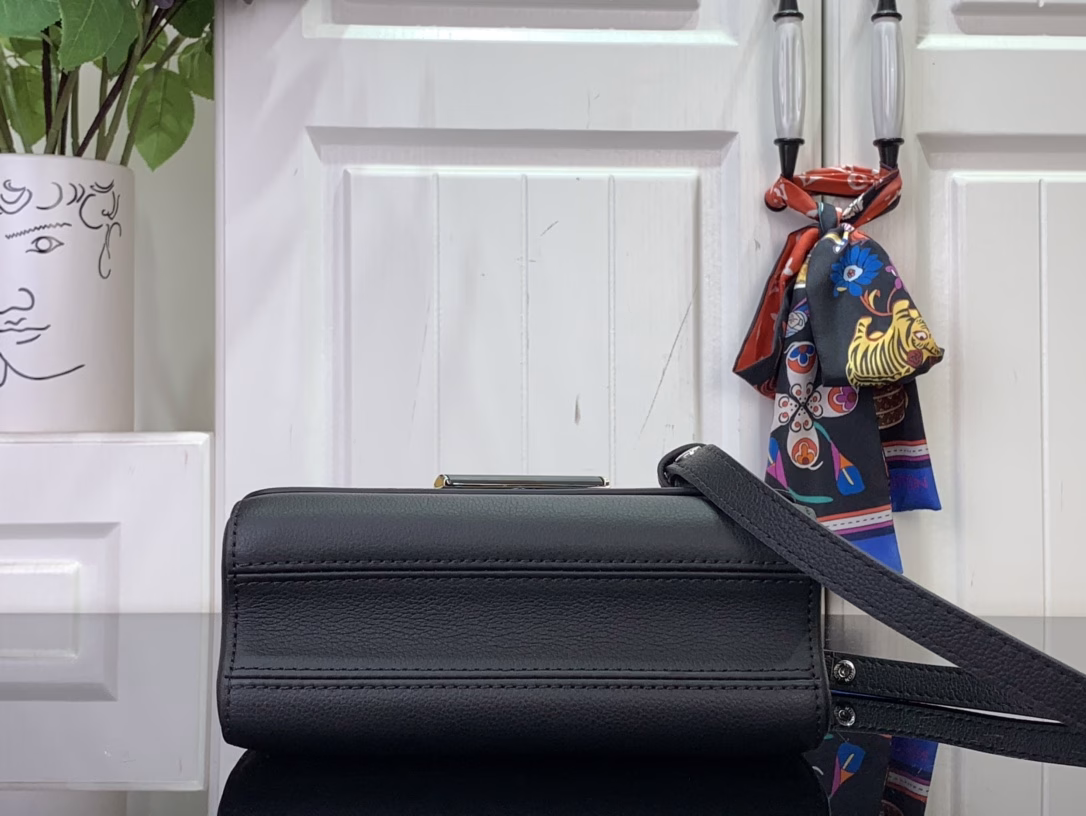 Inspired by the monogram flower, this Twist PM slim bag from the Harmony collection stands out with its decorative chain. Made of Taurillon leather, it features the iconic LV twist lock and is coated with resin to create a tone-on-tone finish. This perfect model for any occasion has numerous pockets and a removable mirror.