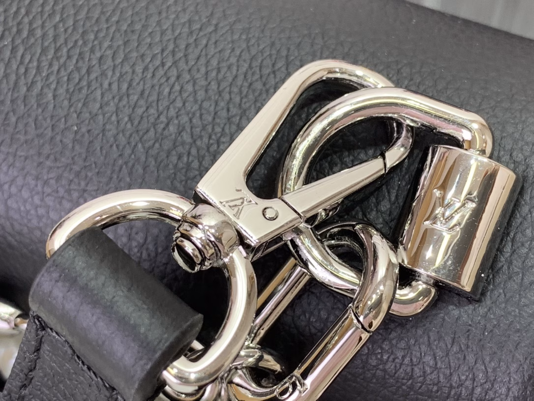 Inspired by the monogram flower, this Twist PM slim bag from the Harmony collection stands out with its decorative chain. Made of Taurillon leather, it features the iconic LV twist lock and is coated with resin to create a tone-on-tone finish. This perfect model for any occasion has numerous pockets and a removable mirror.