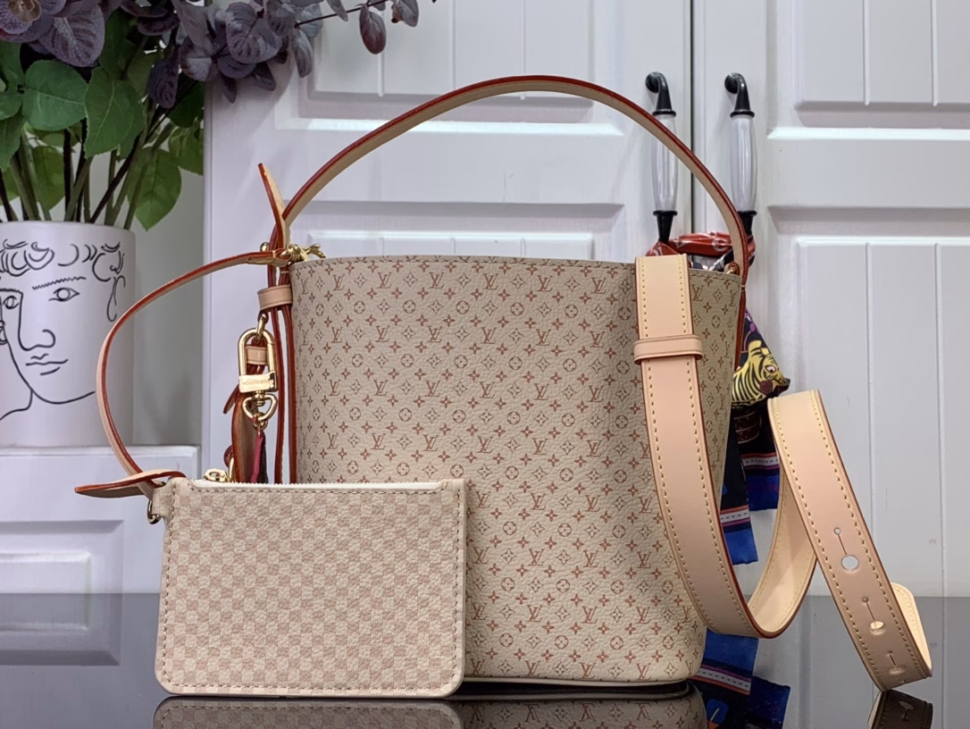 This Pre-Fall 2025 edition of the All In BB showcases the LV Romance animation, combining two iconic House motifs: Monogram and Damier. Made from calf leather, it is embellished with the signature padlock and the exclusive Bloom charm. The interior is perfectly sized for everyday essentials and includes a removable zip pocket for small items.