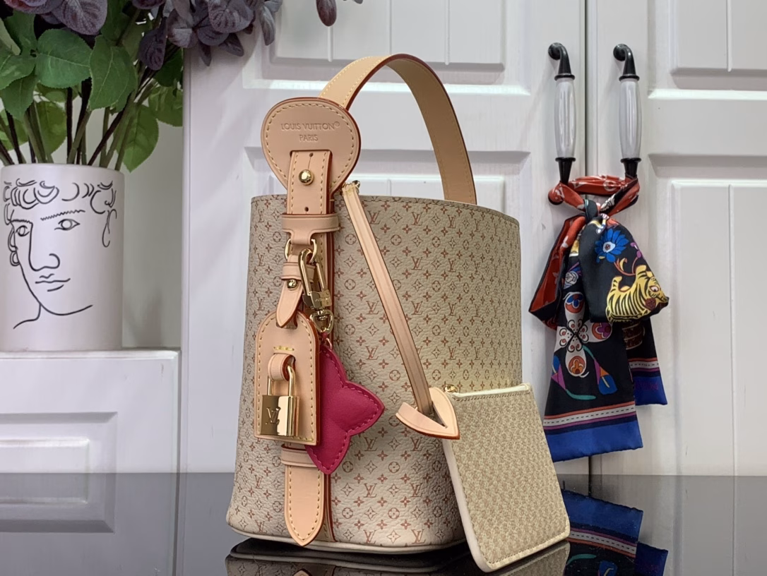 This Pre-Fall 2025 edition of the All In BB showcases the LV Romance animation, combining two iconic House motifs: Monogram and Damier. Made from calf leather, it is embellished with the signature padlock and the exclusive Bloom charm. The interior is perfectly sized for everyday essentials and includes a removable zip pocket for small items.
