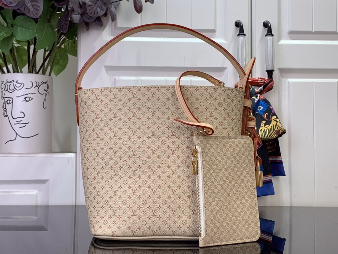 This Pre-Fall 2025 edition of the All In BB showcases the LV Romance animation, combining two iconic House motifs: Monogram and Damier. Made from calf leather, it is embellished with the signature padlock and the exclusive Bloom charm. The interior is perfectly sized for everyday essentials and includes a removable zip pocket for small items.