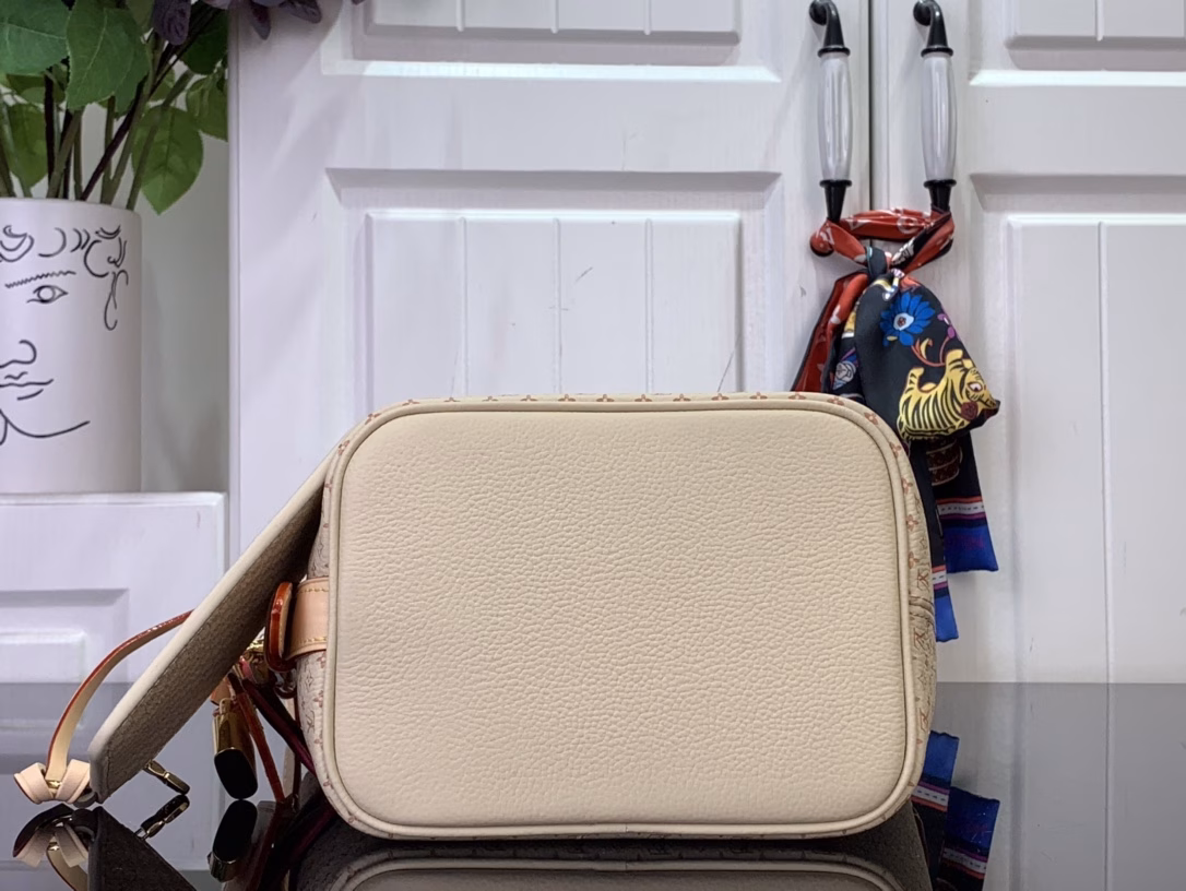 This Pre-Fall 2025 edition of the All In BB showcases the LV Romance animation, combining two iconic House motifs: Monogram and Damier. Made from calf leather, it is embellished with the signature padlock and the exclusive Bloom charm. The interior is perfectly sized for everyday essentials and includes a removable zip pocket for small items.