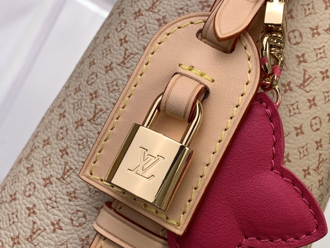 This Pre-Fall 2025 edition of the All In BB showcases the LV Romance animation, combining two iconic House motifs: Monogram and Damier. Made from calf leather, it is embellished with the signature padlock and the exclusive Bloom charm. The interior is perfectly sized for everyday essentials and includes a removable zip pocket for small items.