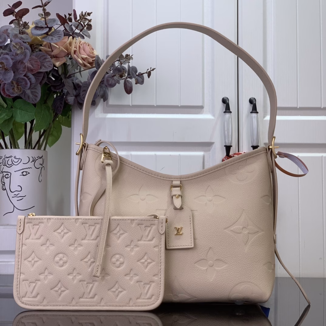 The small bag is made of Monogram canvas and leather trim, making it a close companion for urban life. The spacious structure has a neat interior and a large inner pocket adds a functional element. The Monogram canvas zipper clutch is secured with a leather strap