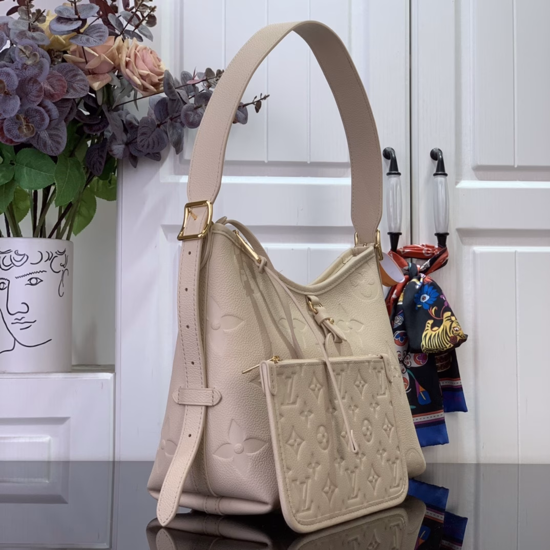 The small bag is made of Monogram canvas and leather trim, making it a close companion for urban life. The spacious structure has a neat interior and a large inner pocket adds a functional element. The Monogram canvas zipper clutch is secured with a leather strap