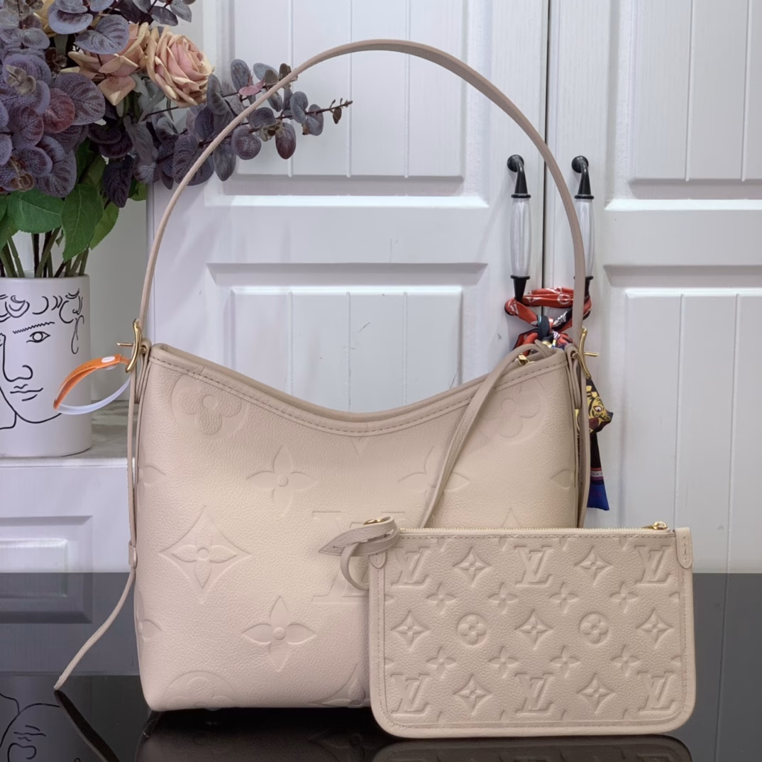 The small bag is made of Monogram canvas and leather trim, making it a close companion for urban life. The spacious structure has a neat interior and a large inner pocket adds a functional element. The Monogram canvas zipper clutch is secured with a leather strap