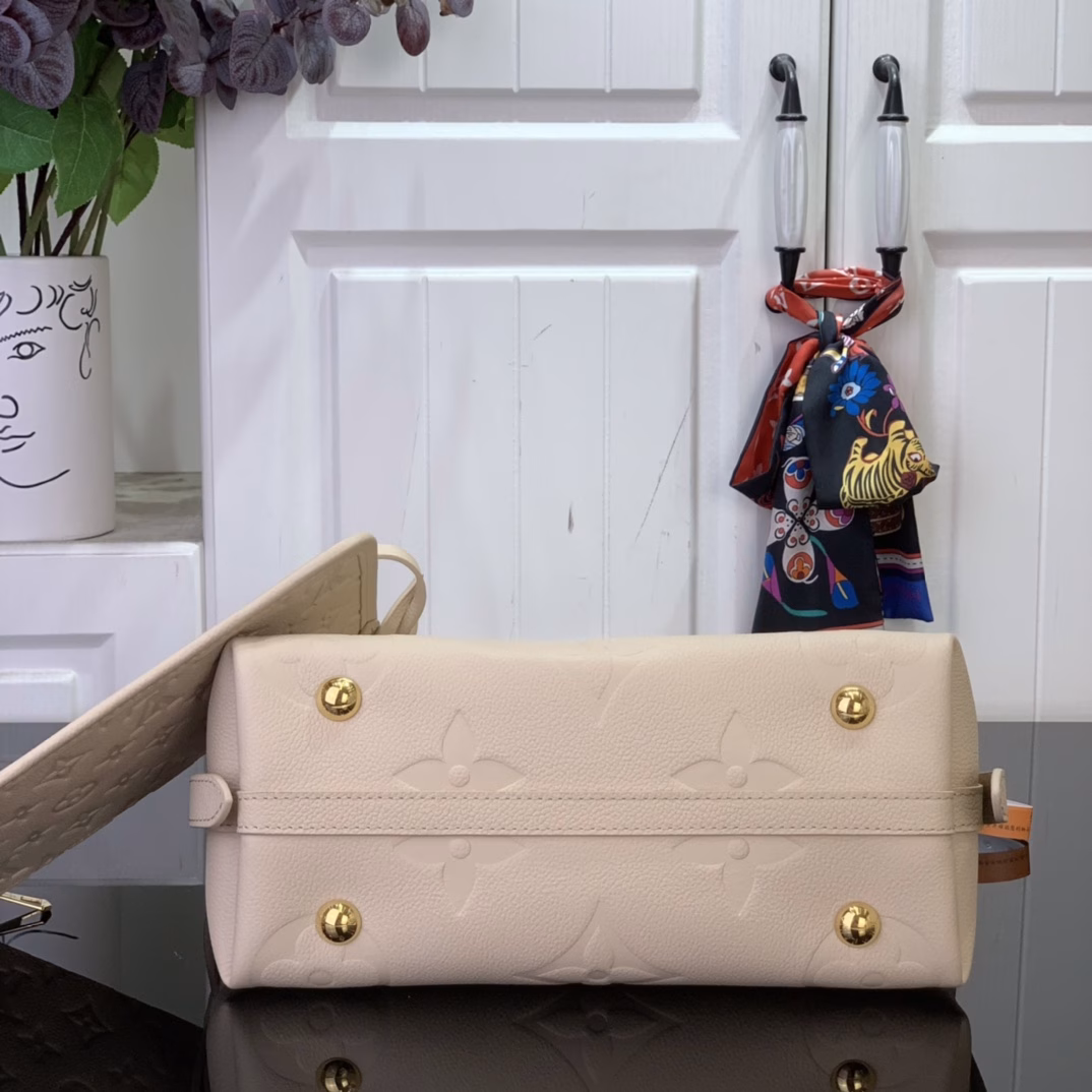 The small bag is made of Monogram canvas and leather trim, making it a close companion for urban life. The spacious structure has a neat interior and a large inner pocket adds a functional element. The Monogram canvas zipper clutch is secured with a leather strap