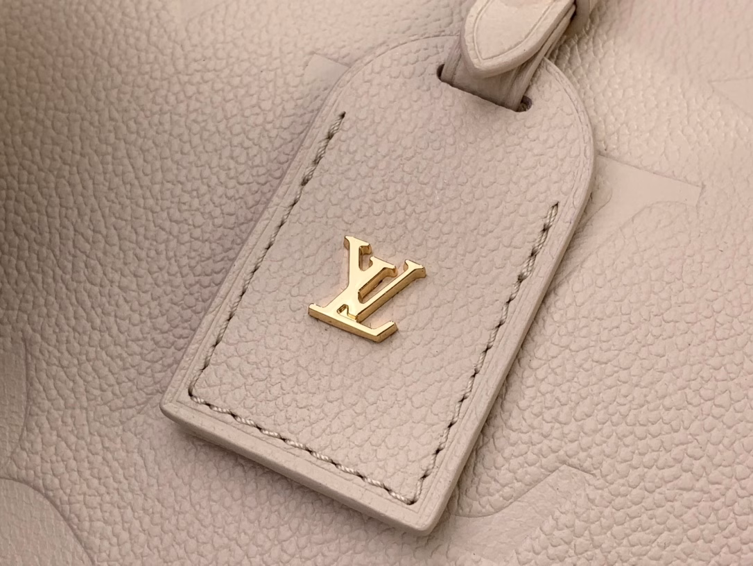 The small bag is made of Monogram canvas and leather trim, making it a close companion for urban life. The spacious structure has a neat interior and a large inner pocket adds a functional element. The Monogram canvas zipper clutch is secured with a leather strap