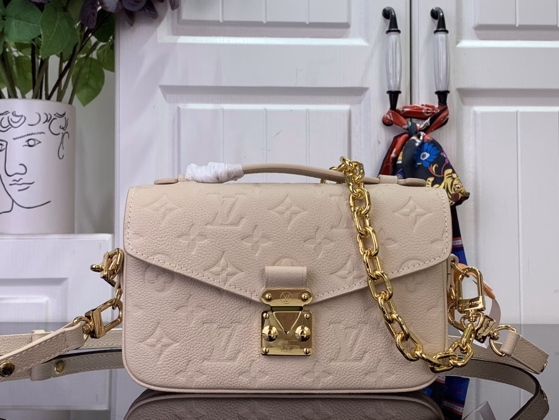 Part of the Monogram Empreinte collection, this version of the Pochette Métis East West is both stylish and practical. It's made from cowhide leather and embellished with gold hardware, including the signature S-lock and a removable chain. The organized interior offers three compartments with a central zip pocket, and a second compartment on the outside