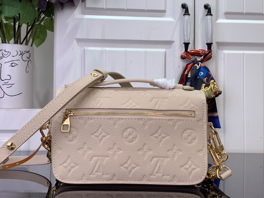 Part of the Monogram Empreinte collection, this version of the Pochette Métis East West is both stylish and practical. It's made from cowhide leather and embellished with gold hardware, including the signature S-lock and a removable chain. The organized interior offers three compartments with a central zip pocket, and a second compartment on the outside
