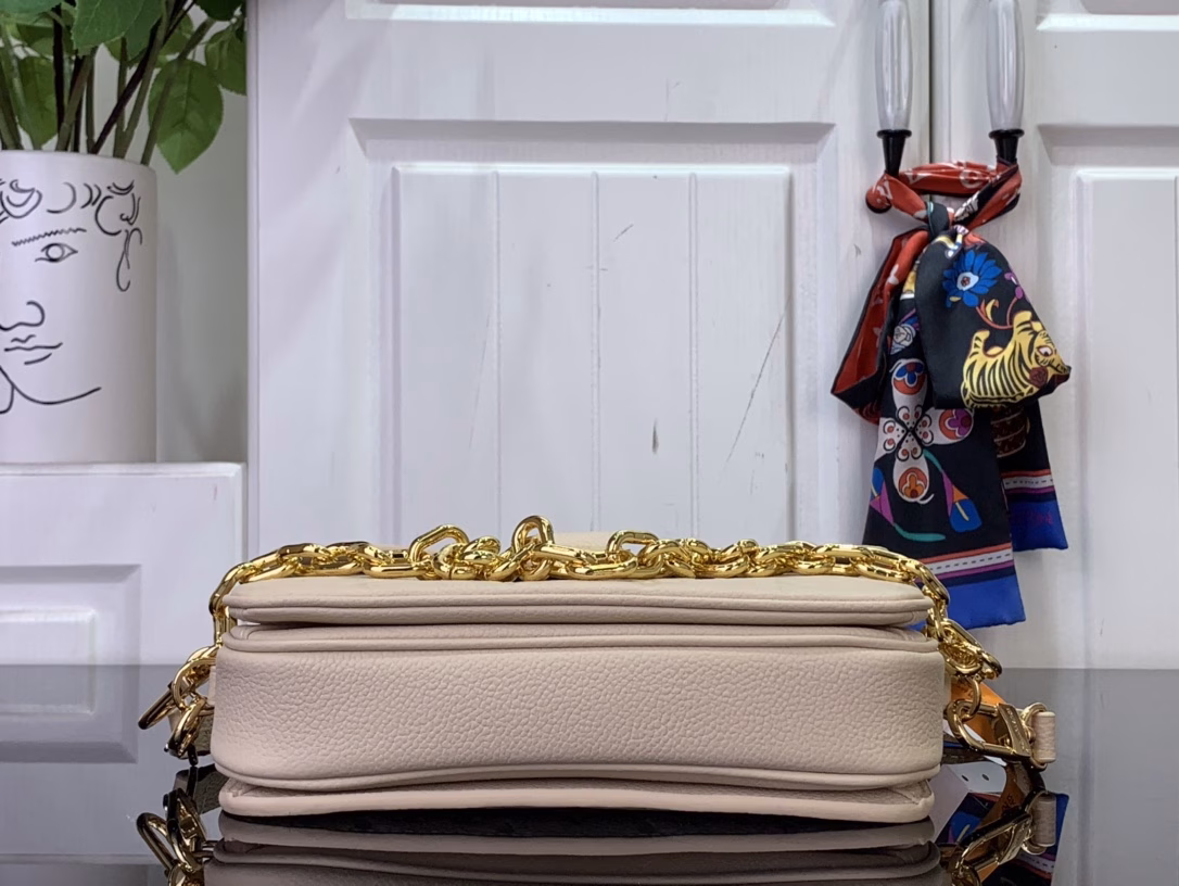 Part of the Monogram Empreinte collection, this version of the Pochette Métis East West is both stylish and practical. It's made from cowhide leather and embellished with gold hardware, including the signature S-lock and a removable chain. The organized interior offers three compartments with a central zip pocket, and a second compartment on the outside