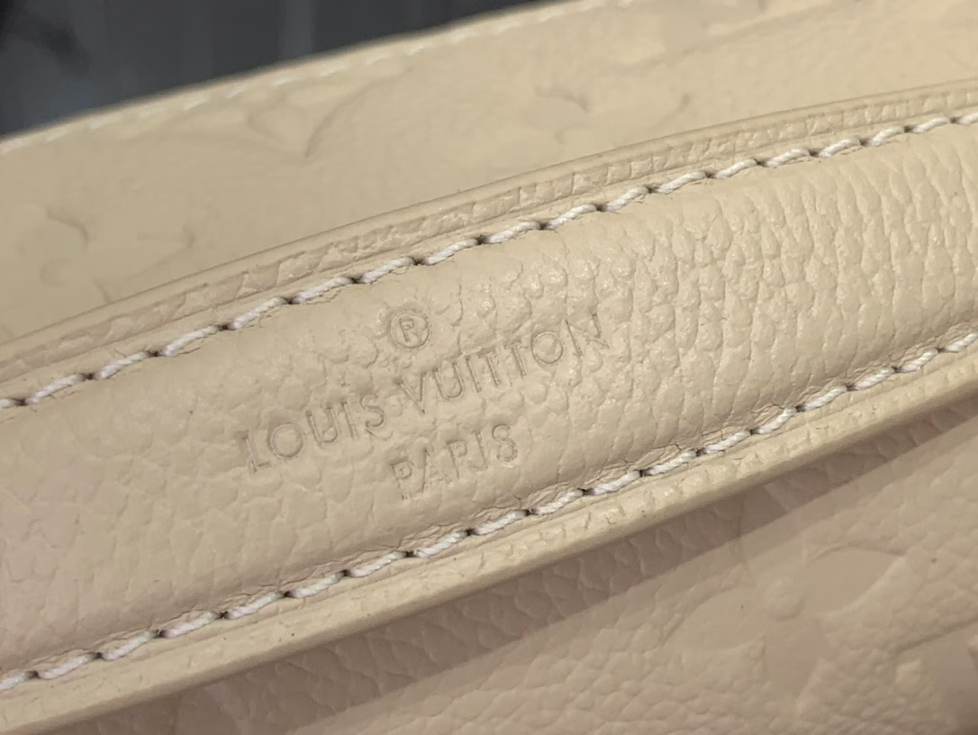 Part of the Monogram Empreinte collection, this version of the Pochette Métis East West is both stylish and practical. It's made from cowhide leather and embellished with gold hardware, including the signature S-lock and a removable chain. The organized interior offers three compartments with a central zip pocket, and a second compartment on the outside